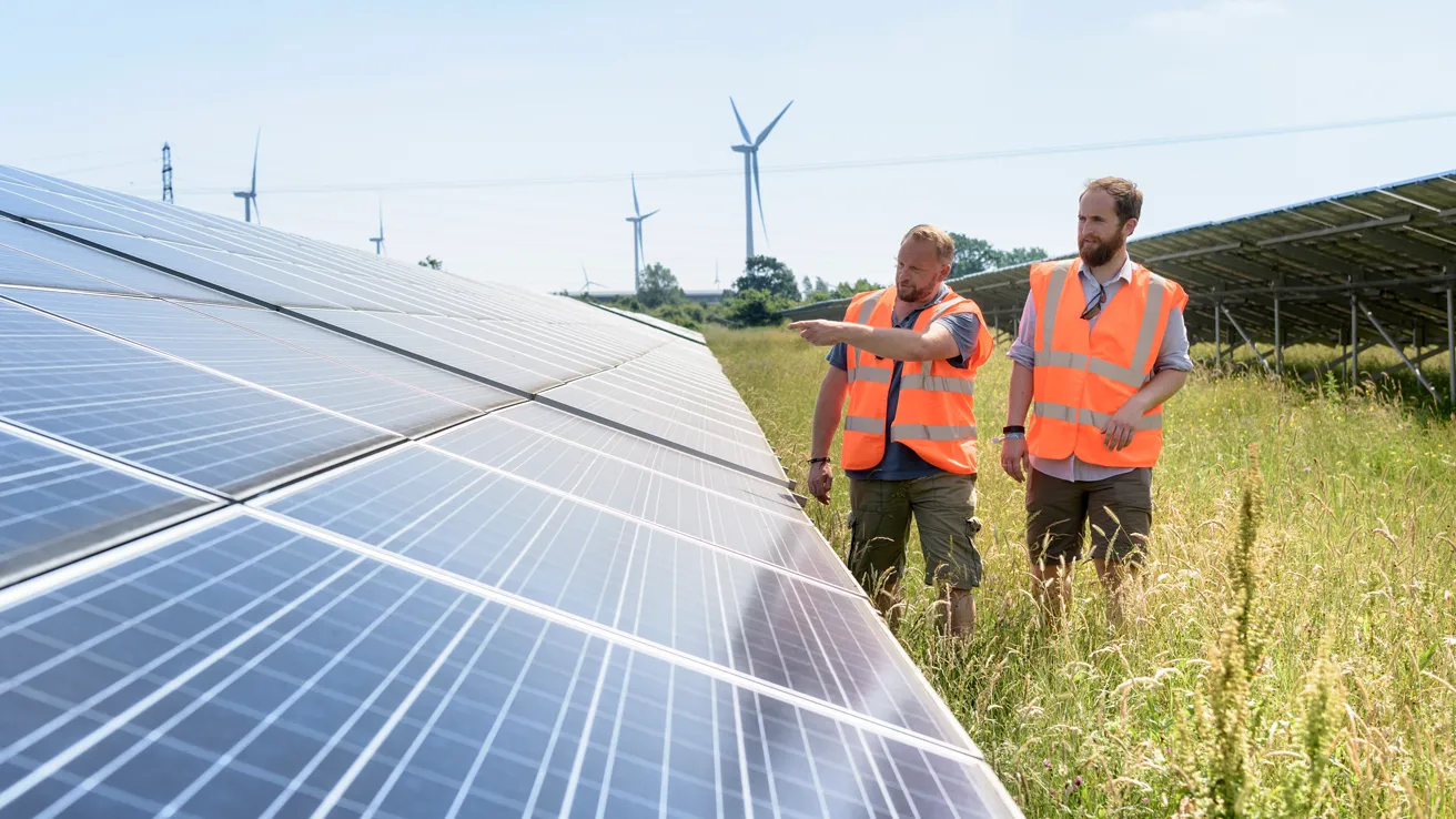 PV_Anlage_Windrad_Arbeiter