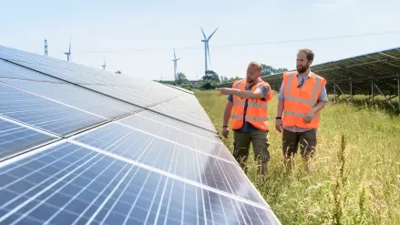 PV_Anlage_Windrad_Arbeiter