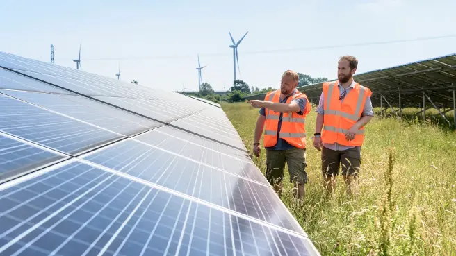 PV_Anlage_Windrad_Arbeiter