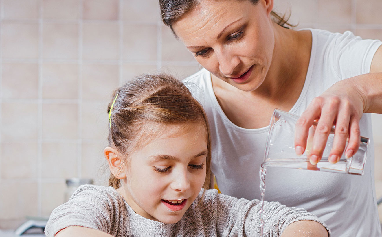 Mutter und Tochter beim Backen.