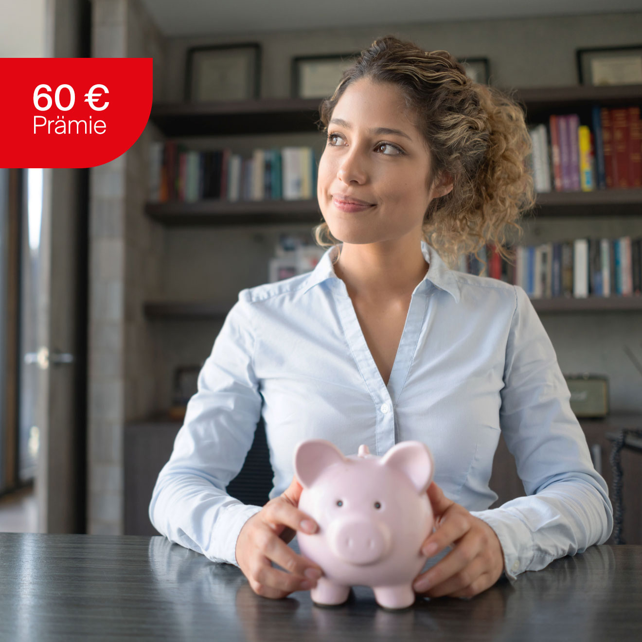 Eine Frau hält ein Sparschwein in der Hand.