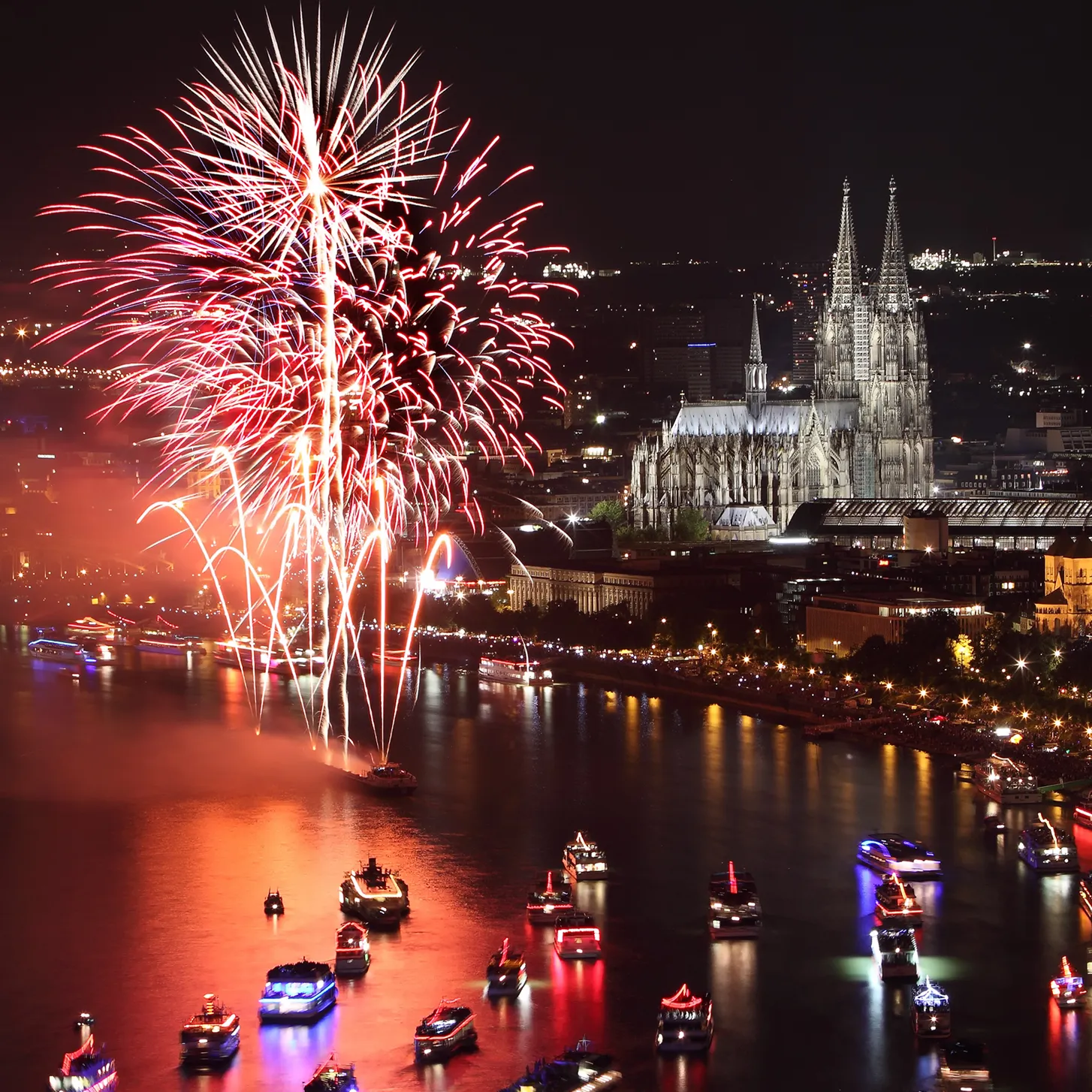 Feuerwerk an Dom und Rhein.