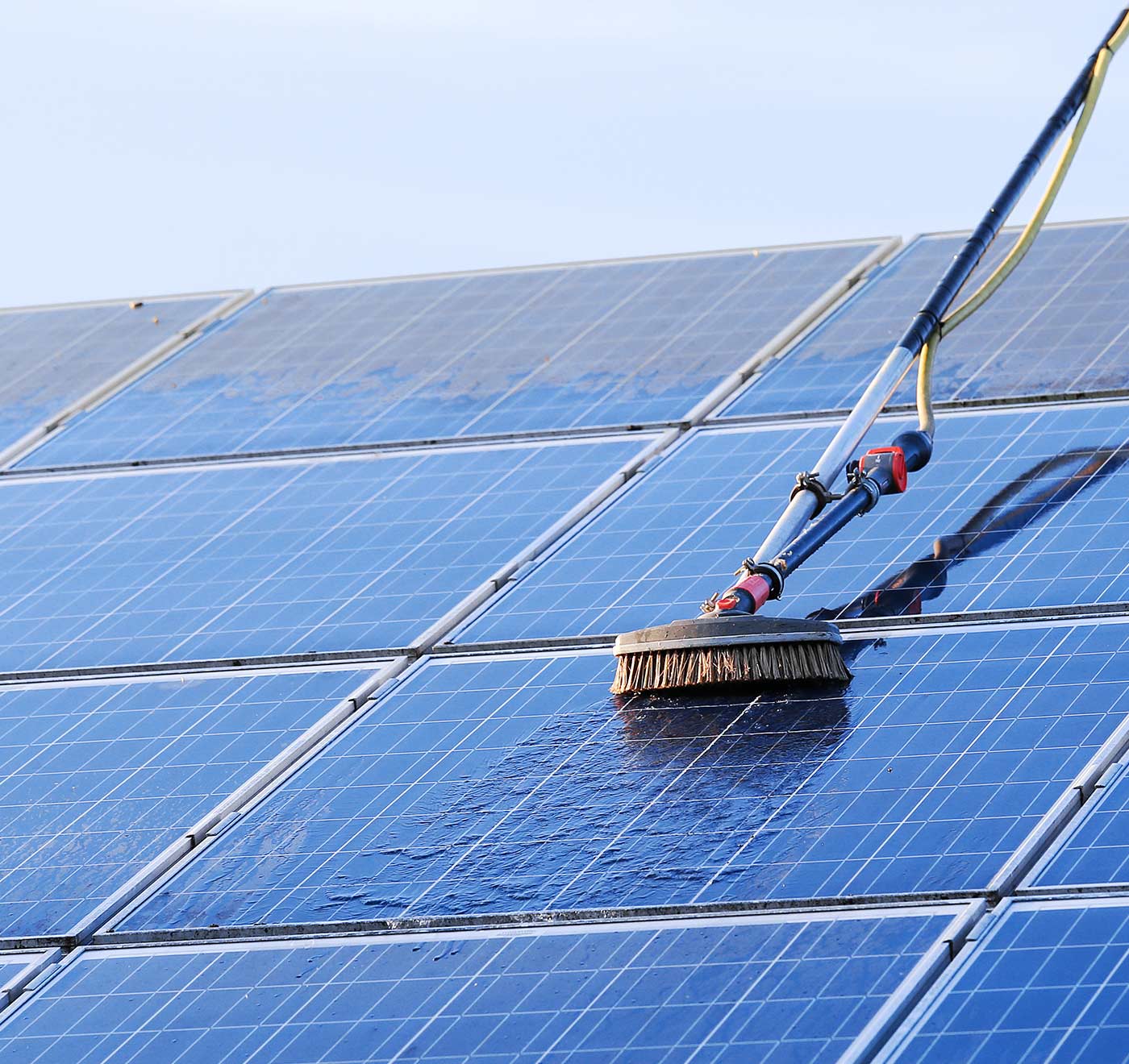 Reinigung von PV-Anlagen auf dem Dach mit Reinigungsbürste