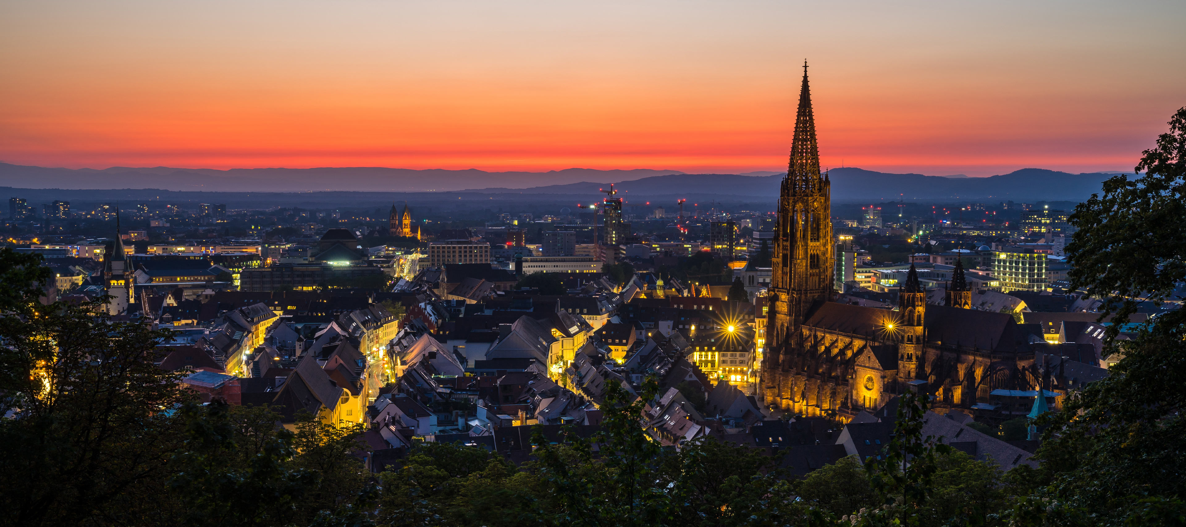 Skyline Freiburg in der Dämmerung