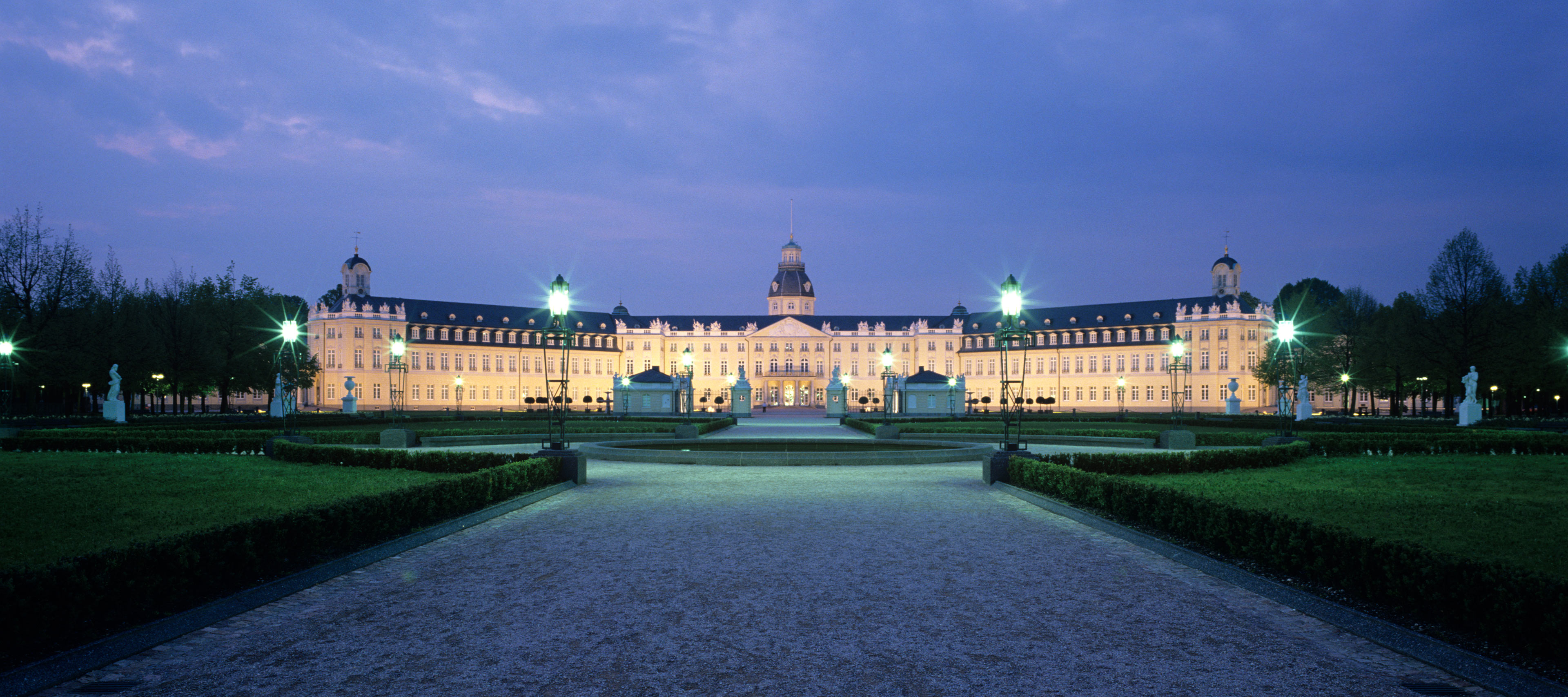Das Karlsruher Schloss mit Schlossplatz