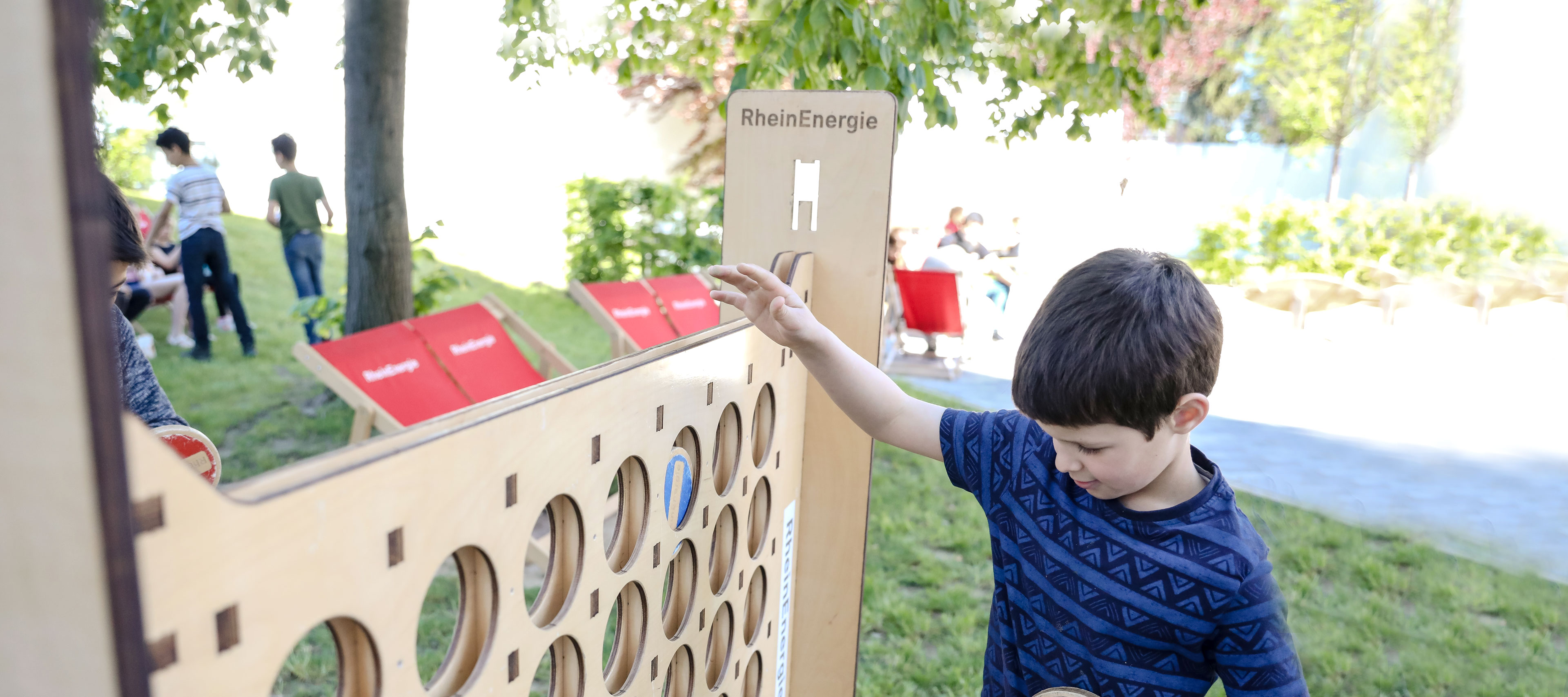Kinder spielen Vier gewinnt aus dem Spielmobil.