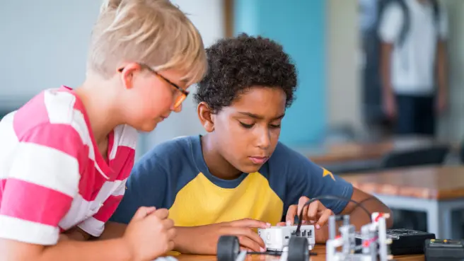 Kinder experimentieren mit dem Experimentierkoffer