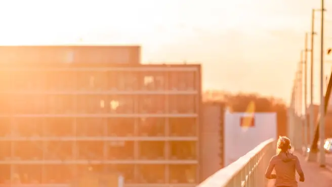 Joggerin auf der Brücke