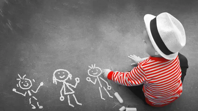 Kind malt mit Kreide