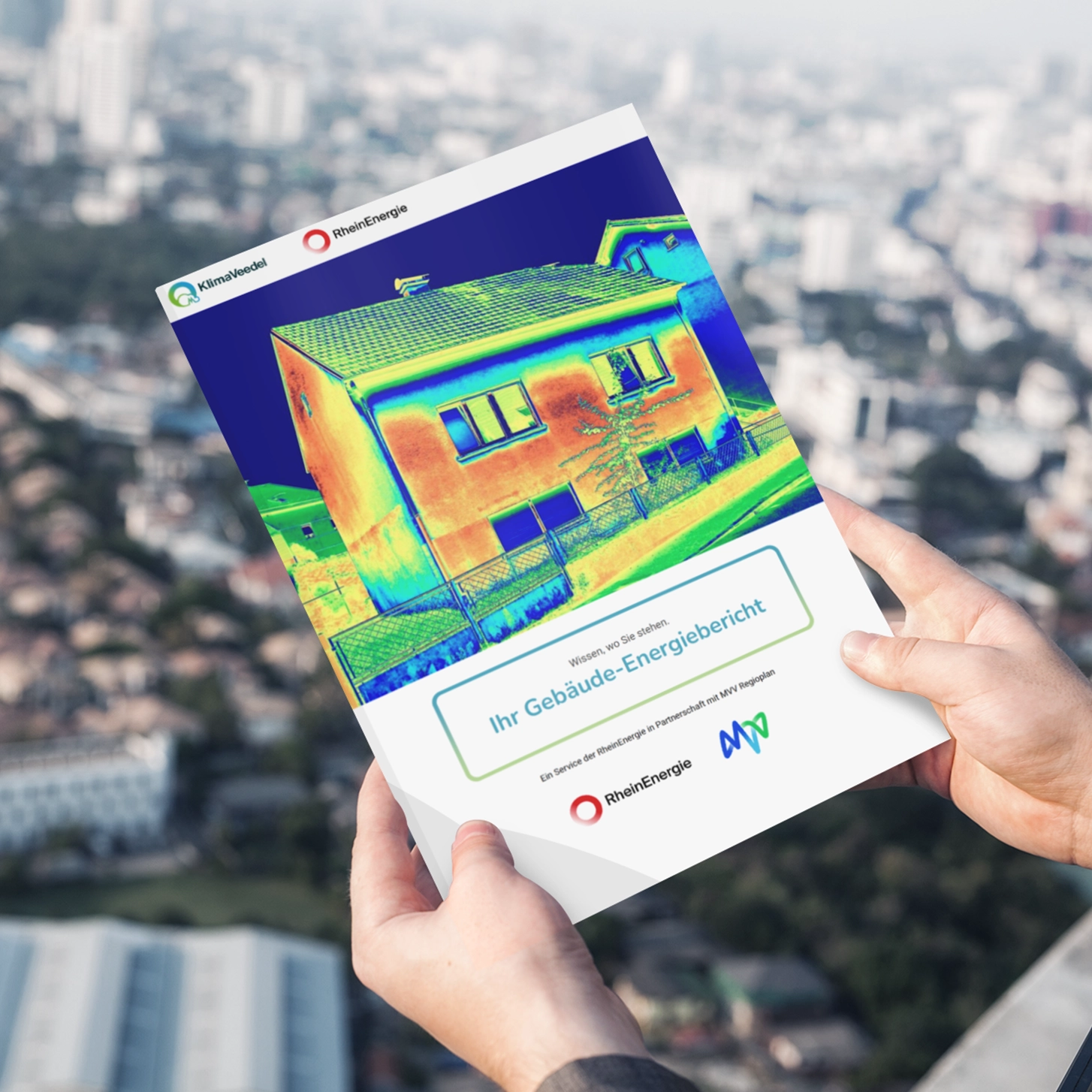 Mann in gelber Jacke mit KlimaVeedel-Prospekt