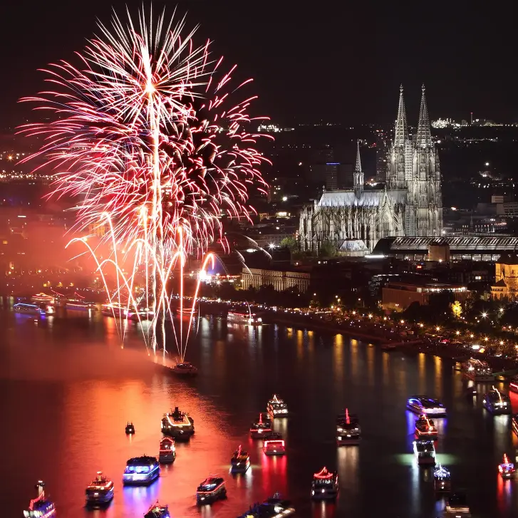 Feuerwerk an Dom und Rhein. 