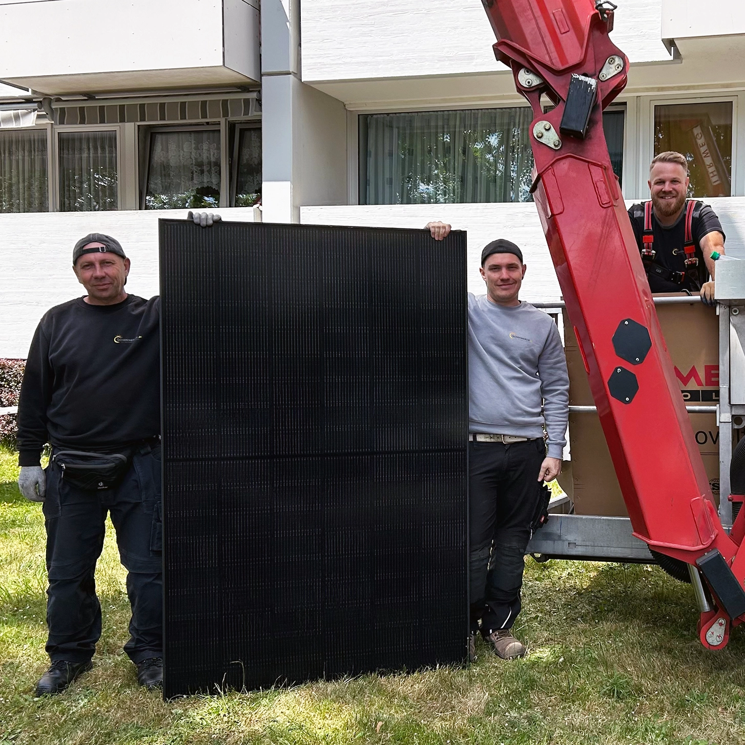 Mensch in gelber Jacke hält eine Klimaveedel-Broschüre