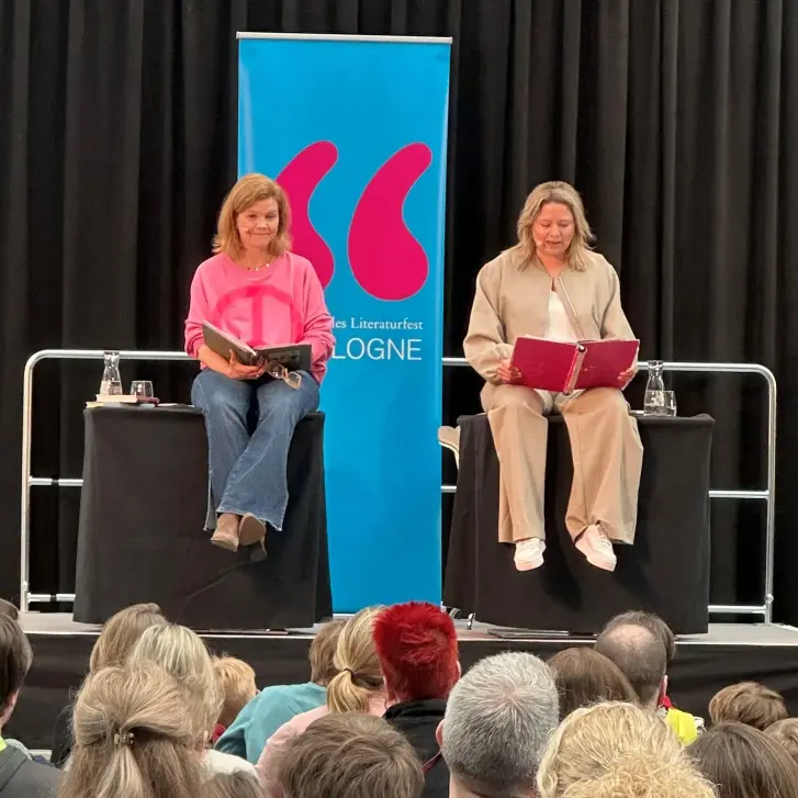 Zwei Menschen auf der Bühne bei der lit.Cologne