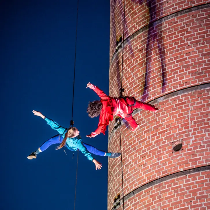 Zwei Schauspielerinnen und Schauspieler auf einer Bühne