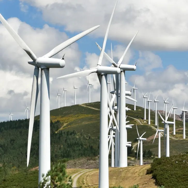 Eine Kette von Windrädern auf einem Bergrücken 