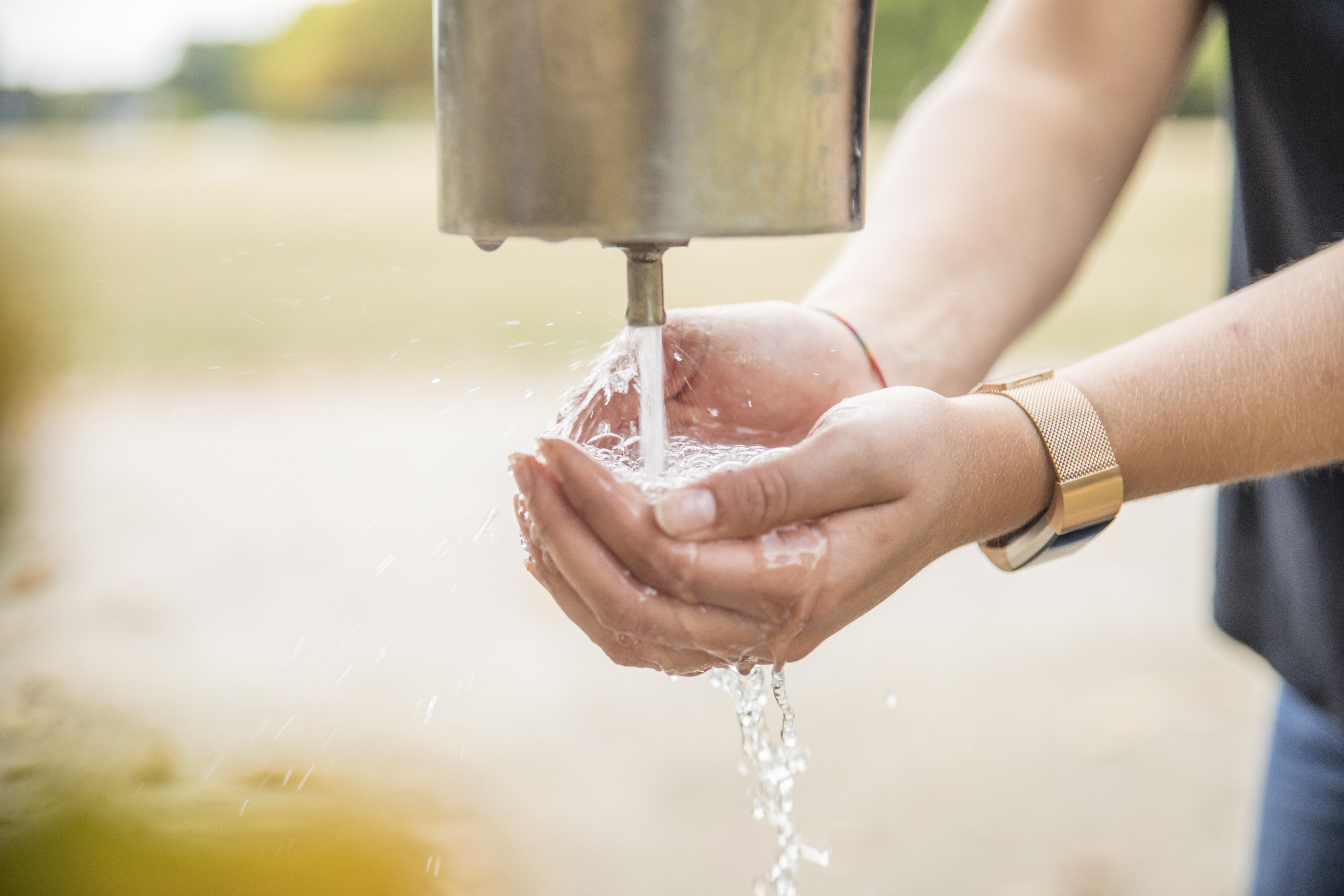 Hand unter Wasserspender