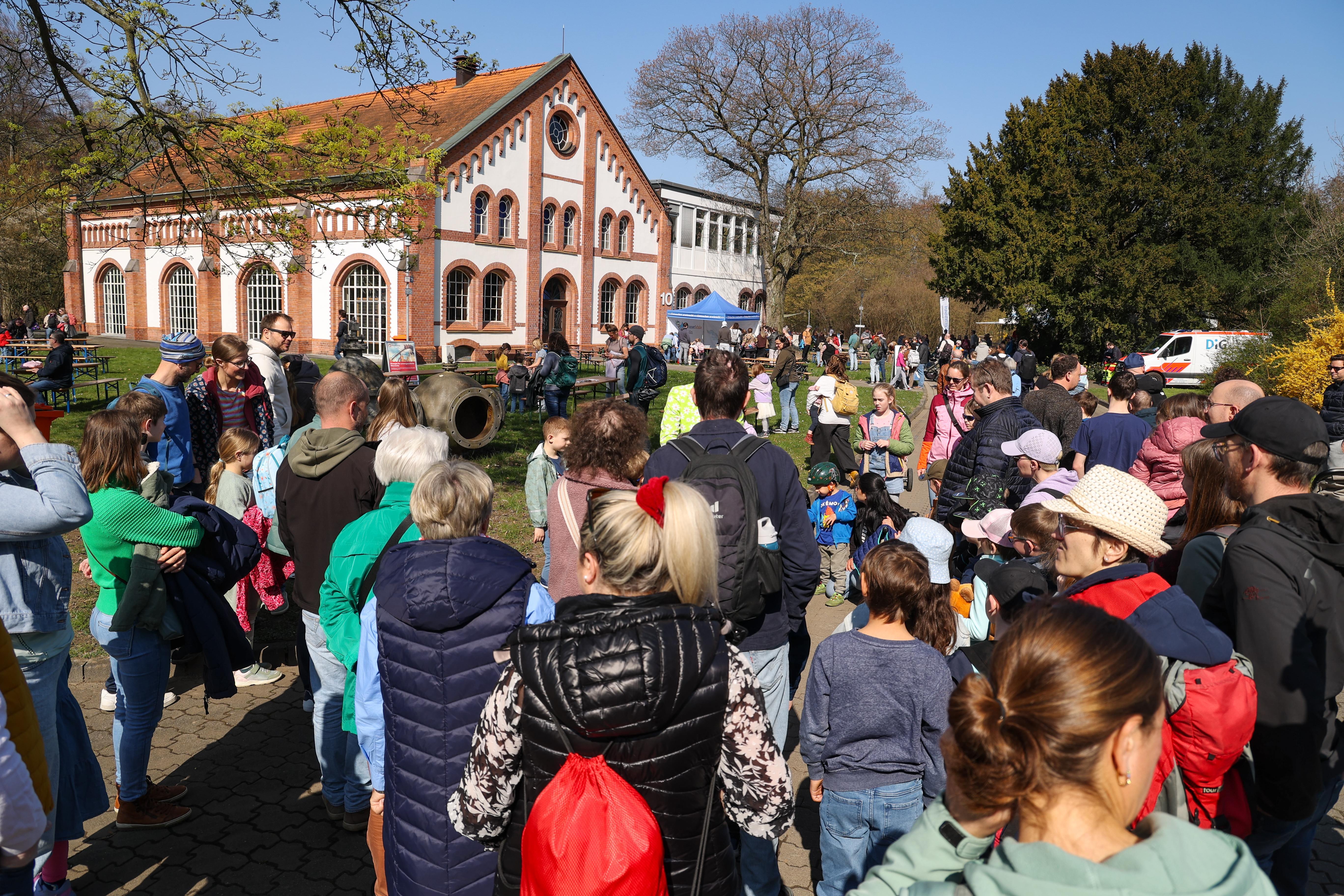 Zahlreiche Menschen im Wasserwerk Westhoven