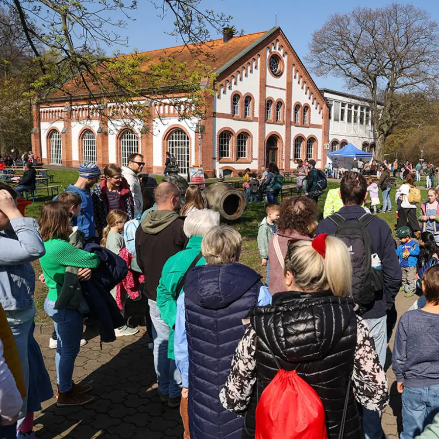 Zahlreiche Menschen im Wasserwerk Westhoven
