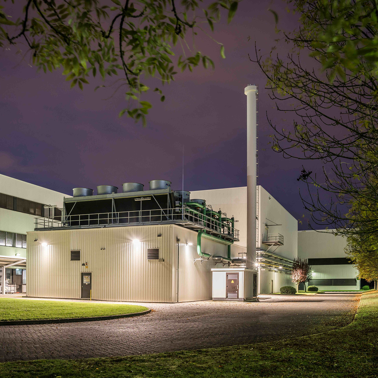 Das Gebäude der Toyota Kältezentrale bei Nacht.