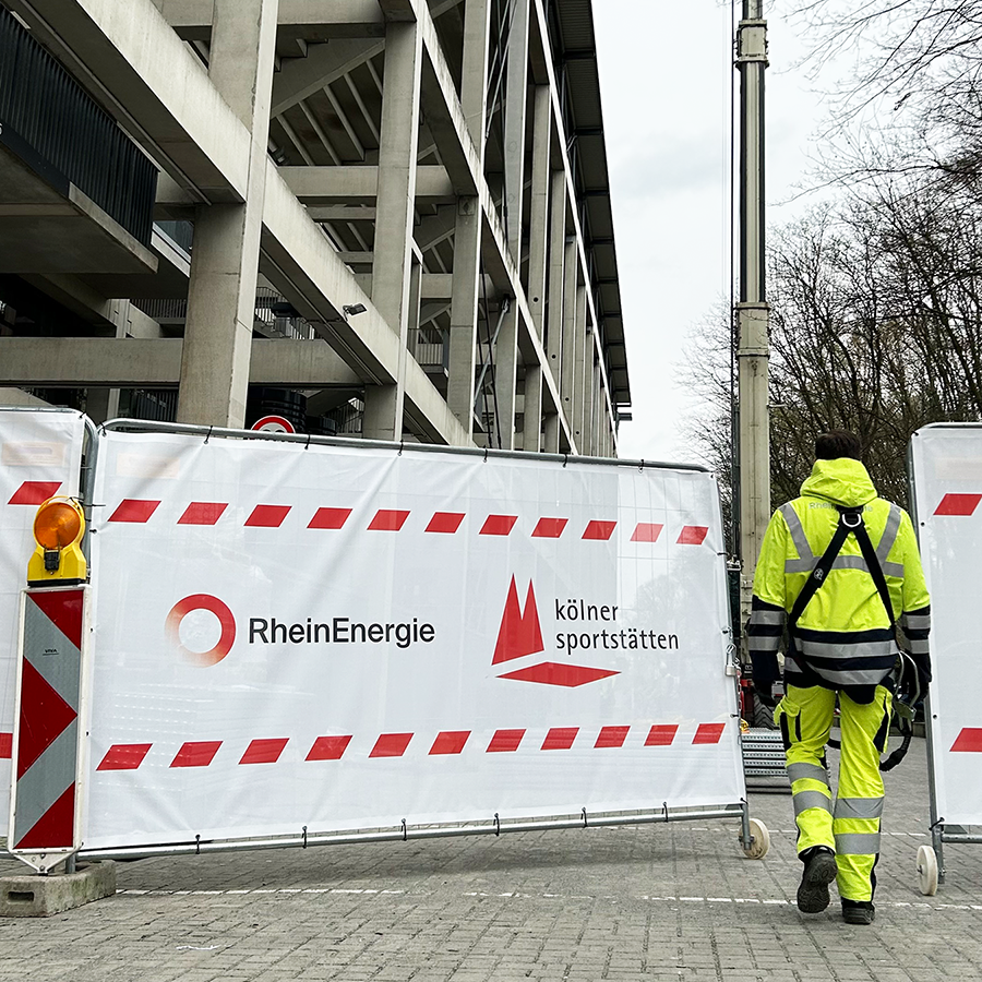 Ein Techniker der RheinEnergie betritt die Baustelle am RheinEnergieSTADION.