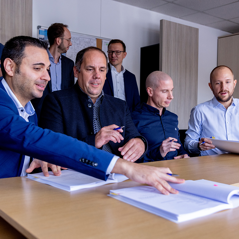 Vertragsunterschrift zwischen RheinEnergie und Infineum.