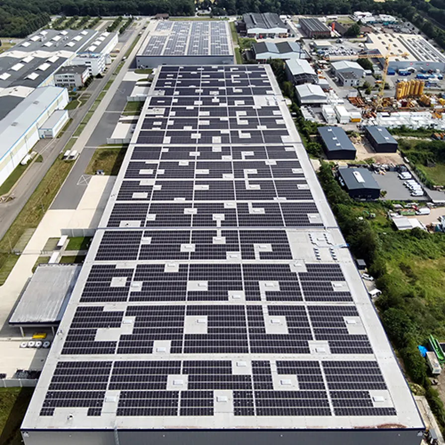 Blick auf die PV-Aufdachanlage der RheinEnergie auf zwei Logistikhallen in Voerde.