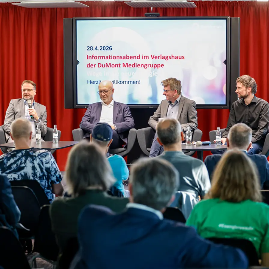 Vier Teilnehmer am Diskussionsabend sprechen auf der Bühne.