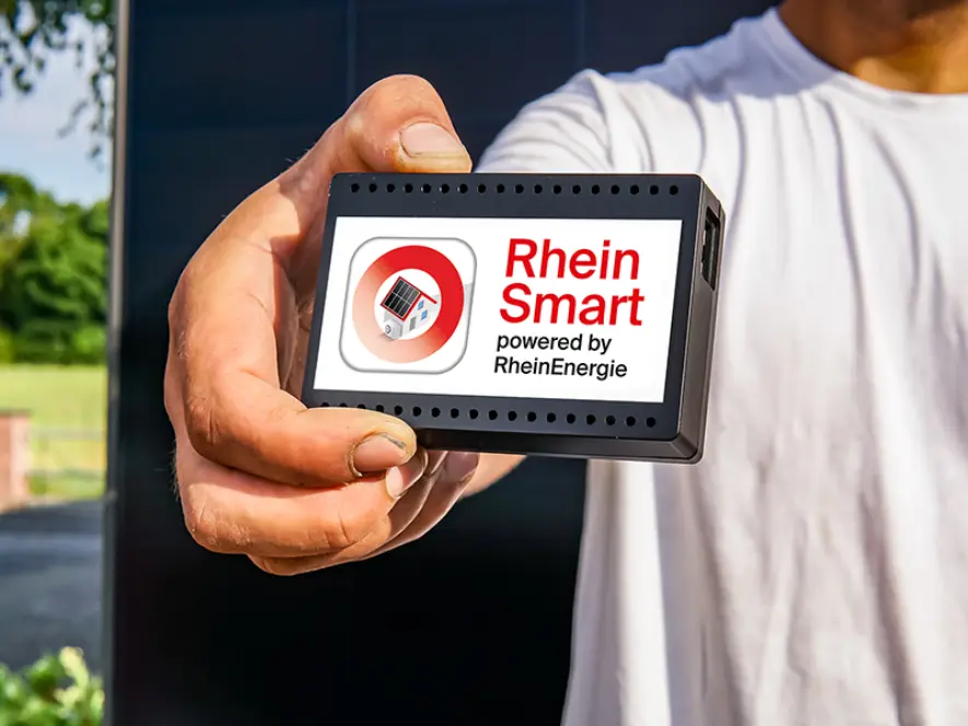 Ein man steht in Hockey Ausrüstung mit erhobenen Armen auf dem Eis im Stadion