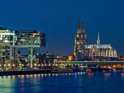 Nächtliches Panorama Köln Rheinufer