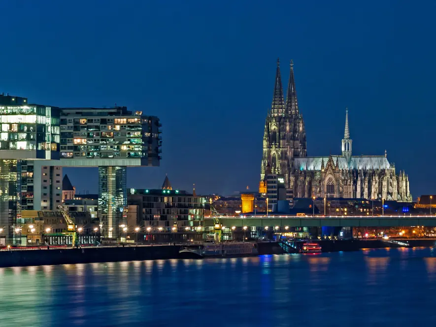 Nächtliches Panorama Köln Rheinufer