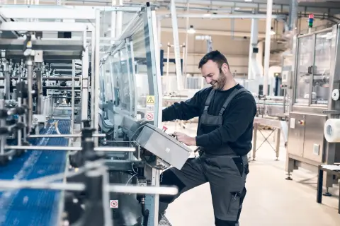 Mitarbeiter überwacht den Prozess in einre Abfüllanlage.