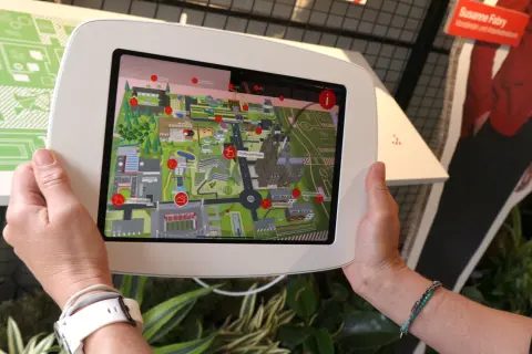 Die RheinEnergie AR App wird auf einem Latop angezeigt.