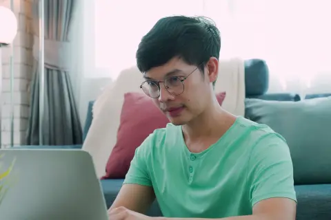 Junger mann wechselt seinen Tarif einfach online