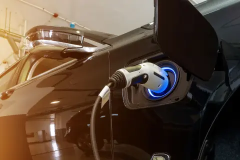 Auto tankt in der Tiefgarage Strom