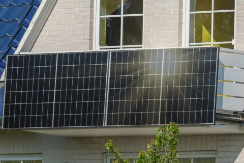 Solarpanels hängen aussen an einem Balkon eines Hauses
