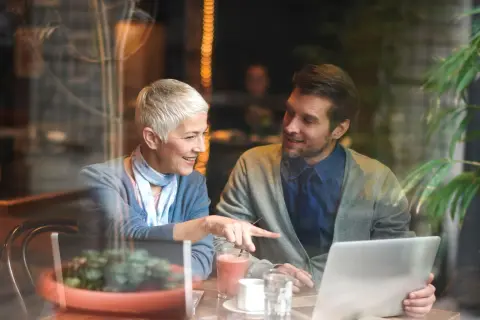 Mann und Frau im Beratungsgespräch