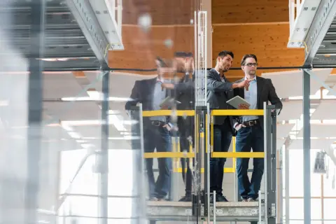 Beratung in einer Produktionshalle