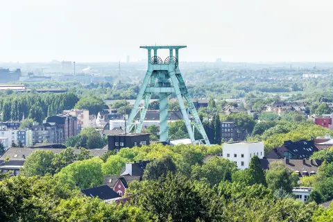 Blick auf Bochum mit Förderturm der Zeche
