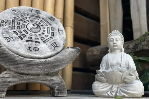 Eine Buddha-Figur aus Stein.