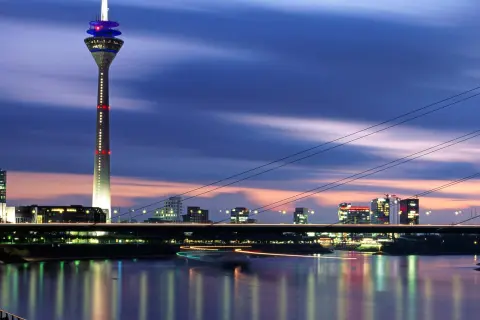 Blick auf die Hamburger Skyline mit der Elbphilharmonie