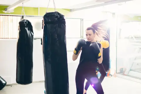 Zwei Frauen beim Boxen