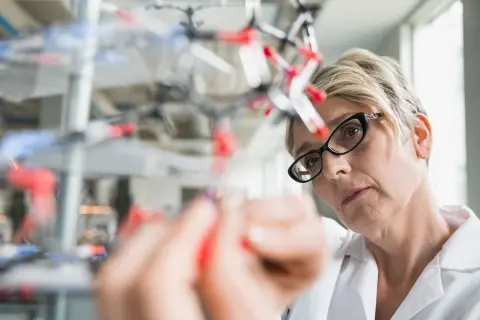 Wissenschaftliche Mitarbeiterin arbeitet im Labor.