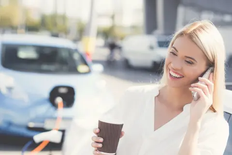 Elektroauto wird an einer Ladestationen geladen