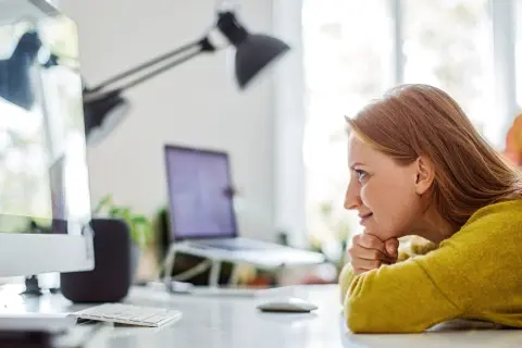 Frau schaut auf den Monitor.