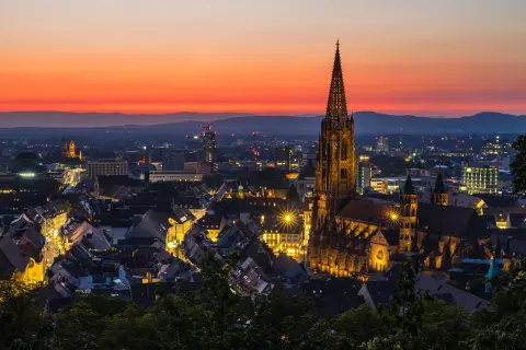 Skyline Freiburg in der Dämmerung