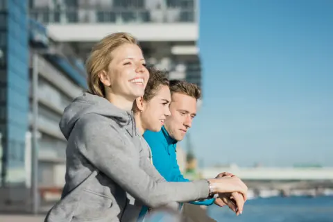 Freunde am Rheinauhafen.