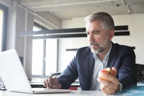 Ein Geschäftsmann füllt online das Kontaktformular aus.