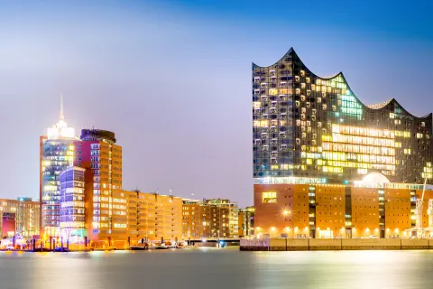 Blick auf die Hamburger Skyline mit der Embphilharmonie