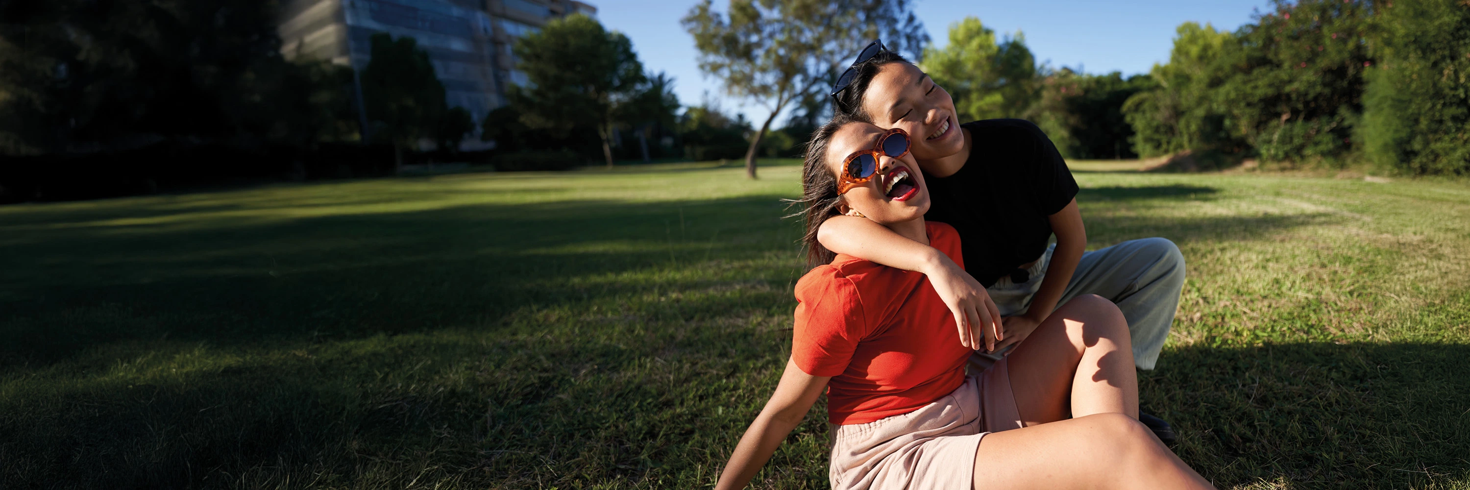 Zwei Frauen auf einer Wiese zelebrieren ihre FreundschaftWiese