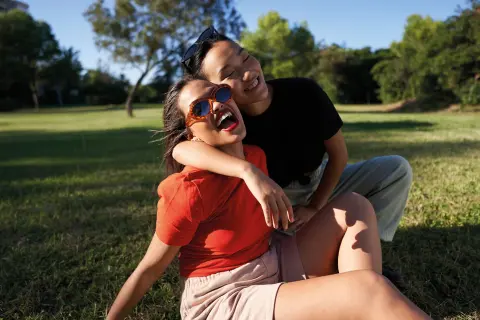 Zwei Frauen auf einer Wiese zelebrieren ihre FreundschaftWiese